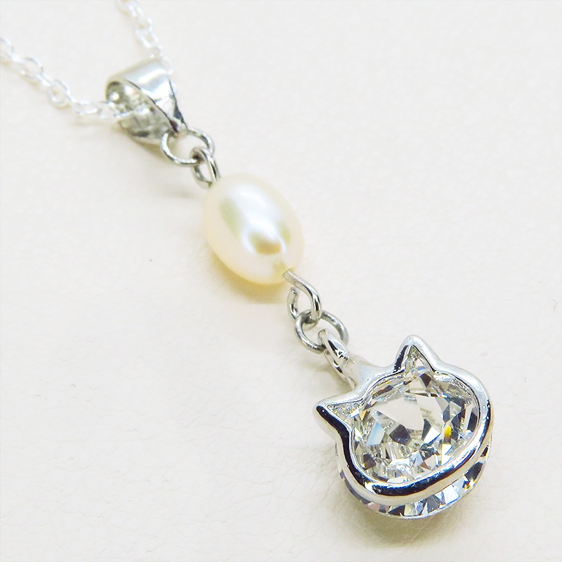 シルバー925 かわいい猫フレームのスワロフスキー(9色選択)と淡水パールの大人可愛いネックレス