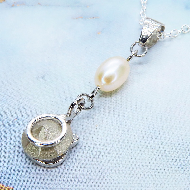 シルバー925 かわいい猫フレームのスワロフスキー(9色選択)と淡水パールの大人可愛いネックレス