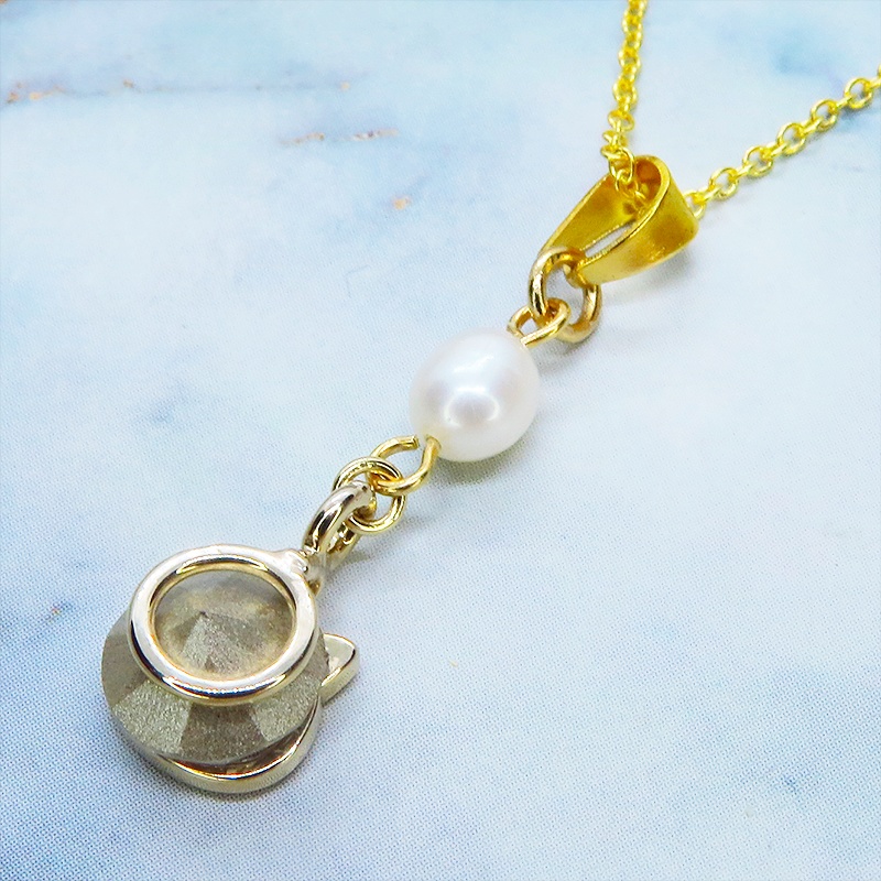 18Kゴールドプレート シルバー925 かわいい猫フレームのスワロフスキー(9色選択)と淡水パールの大人可愛いネックレス