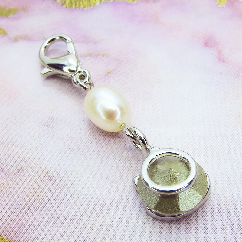 マスクチャーム かわいい猫フレームのスワロフスキー(5色選択)と淡水パールの大人可愛いチャーム