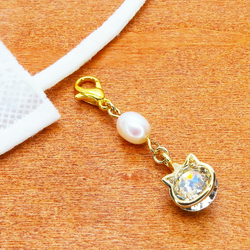 マスクチャーム ゴールド猫フレームのスワロフスキー(5色選択)と淡水パールの大人可愛いチャーム