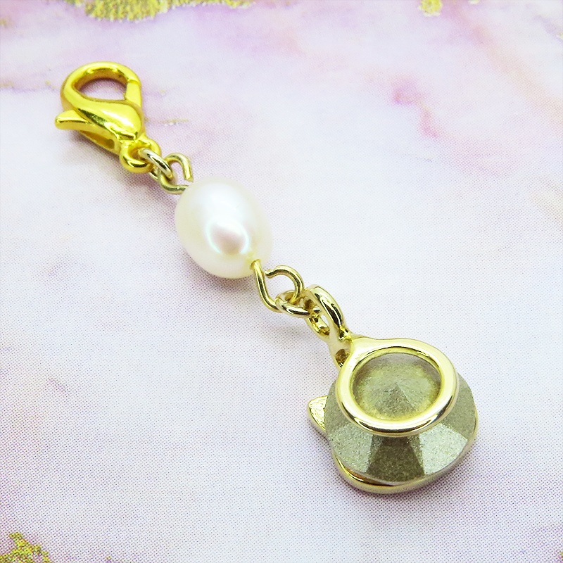 マスクチャーム ゴールド猫フレームのスワロフスキー(5色選択)と淡水パールの大人可愛いチャーム