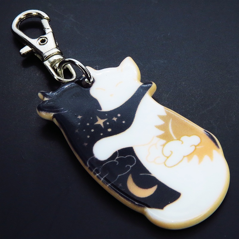 抱擁にゃんこ 白猫と黒猫が抱き合ってる可愛いチャームのキーホルダー バッグチャーム アクリル製 お日様 お月様