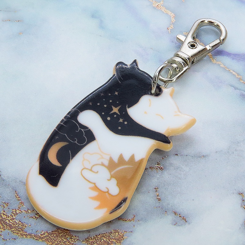 抱擁にゃんこ 白猫と黒猫が抱き合ってる可愛いチャームのキーホルダー バッグチャーム アクリル製 お日様 お月様