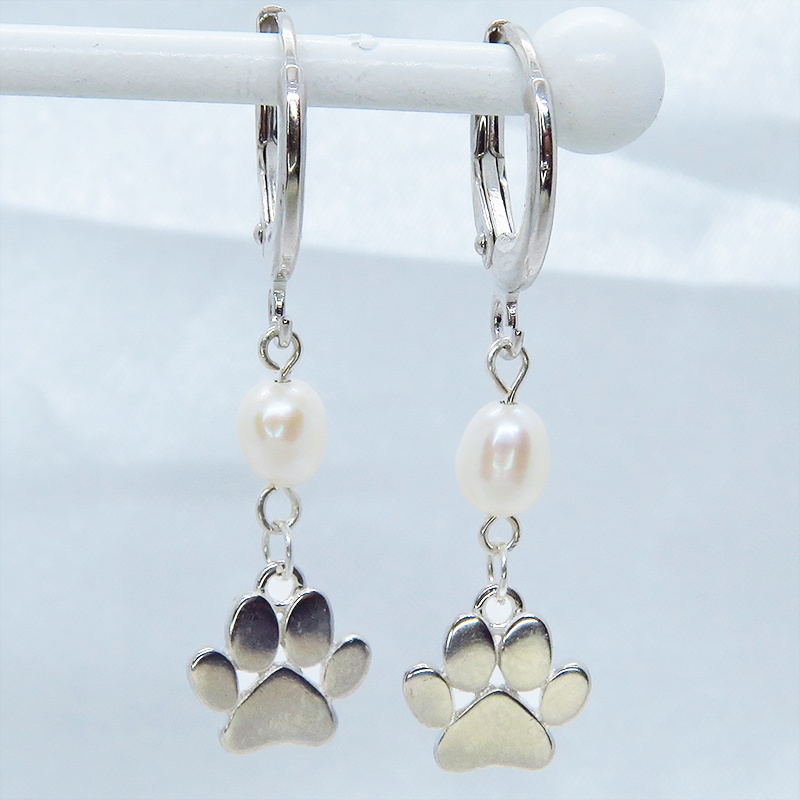 【再々販】シルバー925 肉球をあしらったモチーフと淡水パールを組み合わせたフープピアス リングピアス 猫 犬