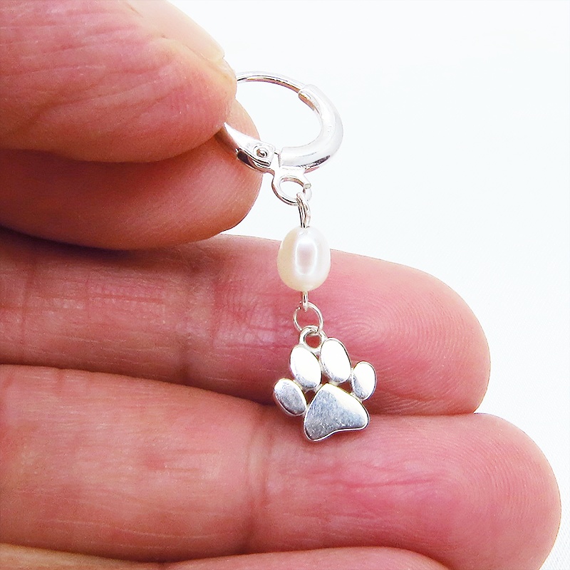 【再々販】シルバー925 肉球をあしらったモチーフと淡水パールを組み合わせたフープピアス リングピアス 猫 犬