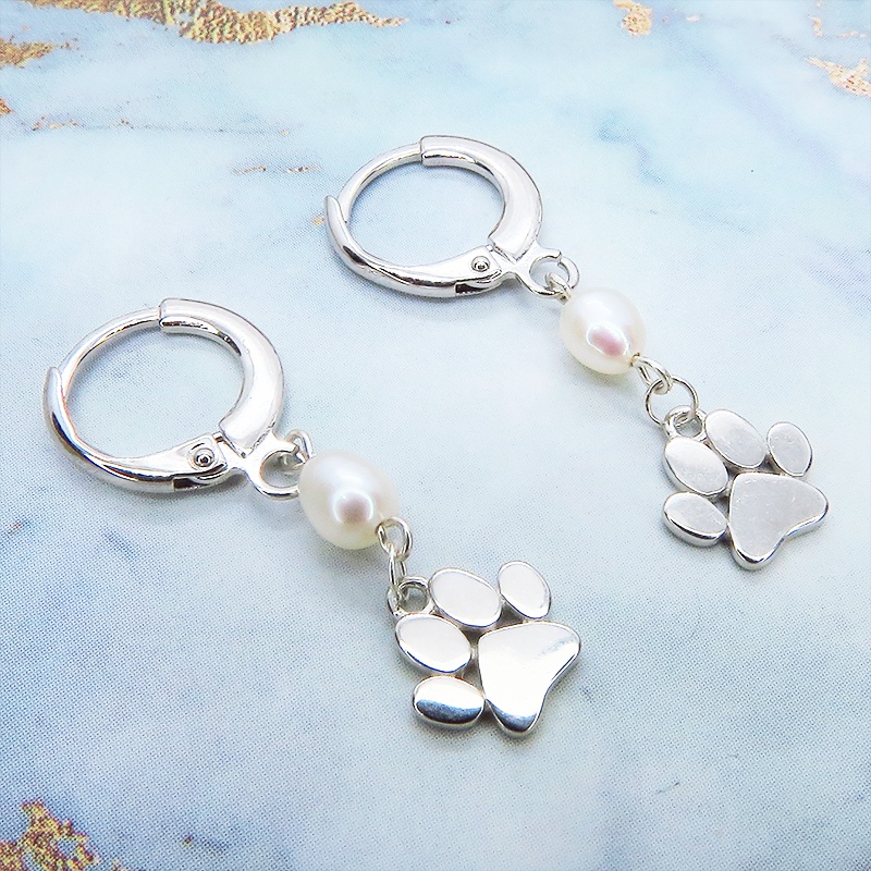 【再々販】シルバー925 肉球をあしらったモチーフと淡水パールを組み合わせたフープピアス リングピアス 猫 犬