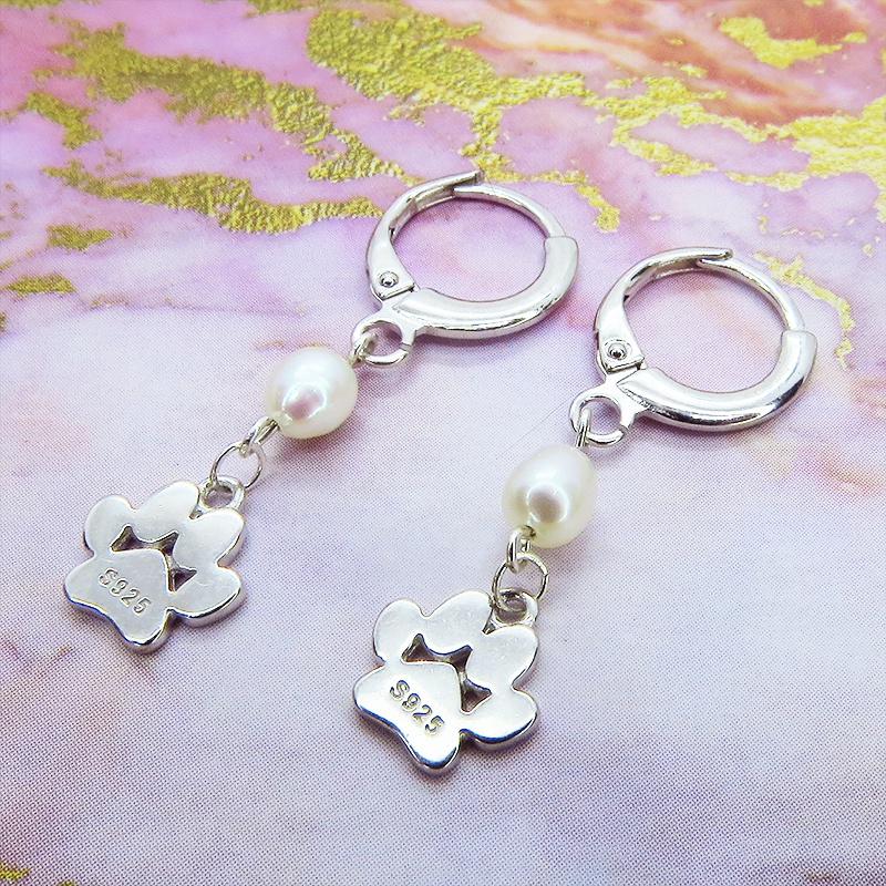 【再々販】シルバー925 肉球をあしらったモチーフと淡水パールを組み合わせたフープピアス リングピアス 猫 犬