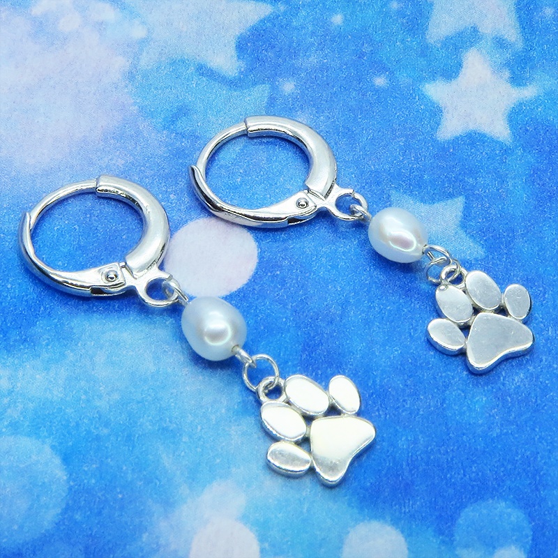 【再々販】シルバー925 肉球をあしらったモチーフと淡水パールを組み合わせたフープピアス リングピアス 猫 犬