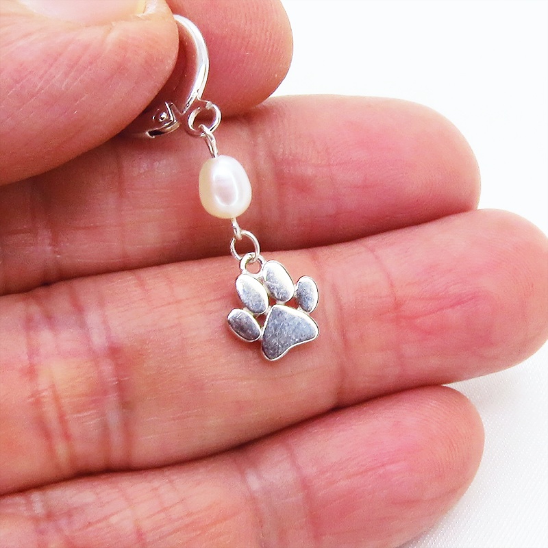 【再々販】シルバー925 肉球をあしらったモチーフと淡水パールを組み合わせたフープピアス リングピアス 猫 犬