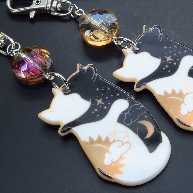 抱擁にゃんこ 白猫と黒猫が抱き合ってる可愛いチャームとビーズ(2色)のキーホルダー バッグチャーム アクリル製 お日様 お月様