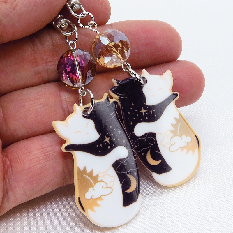 抱擁にゃんこ 白猫と黒猫が抱き合ってる可愛いチャームとビーズ(2色)のキーホルダー バッグチャーム アクリル製 お日様 お月様
