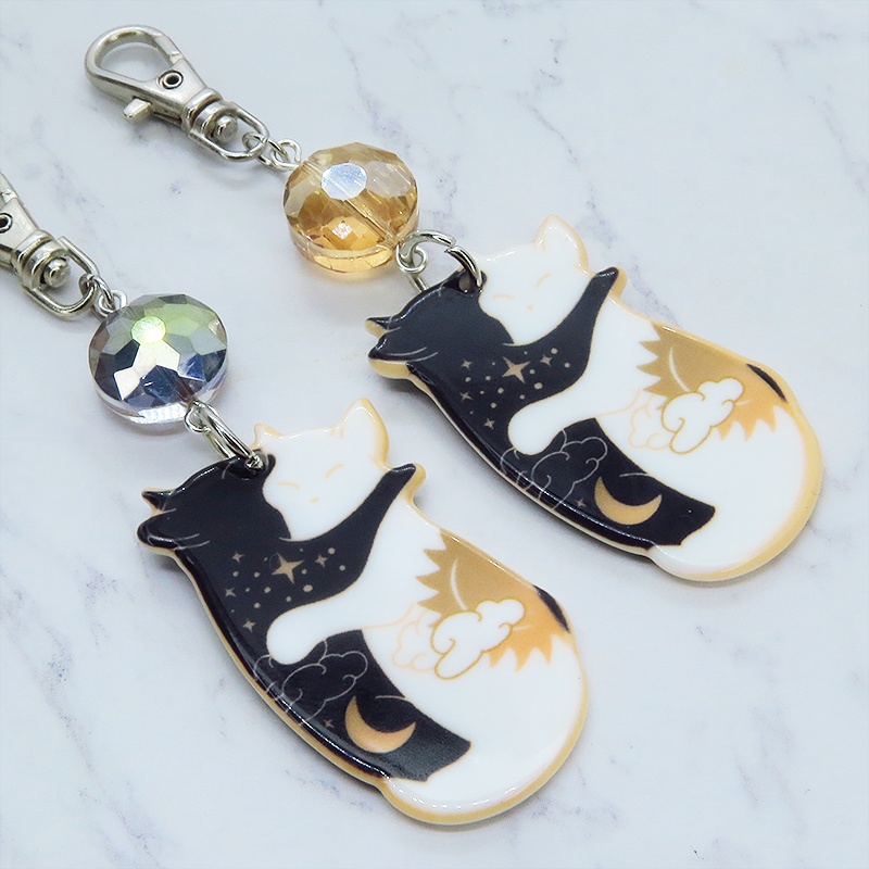 抱擁にゃんこ 白猫と黒猫が抱き合ってる可愛いチャームとビーズ(2色)のキーホルダー バッグチャーム アクリル製 お日様 お月様