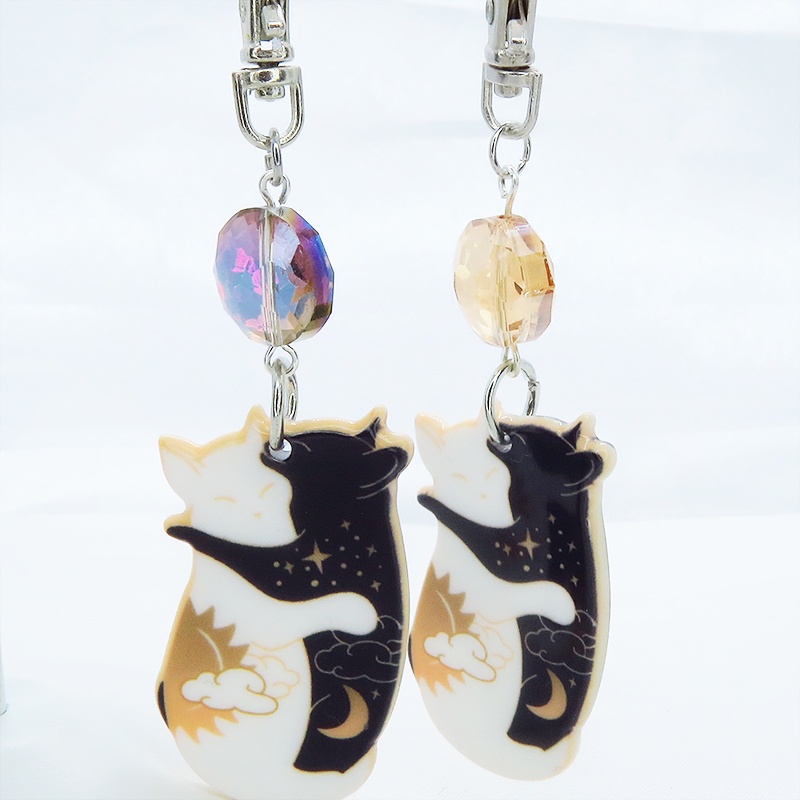 抱擁にゃんこ 白猫と黒猫が抱き合ってる可愛いチャームとビーズ(2色)のキーホルダー バッグチャーム アクリル製 お日様 お月様