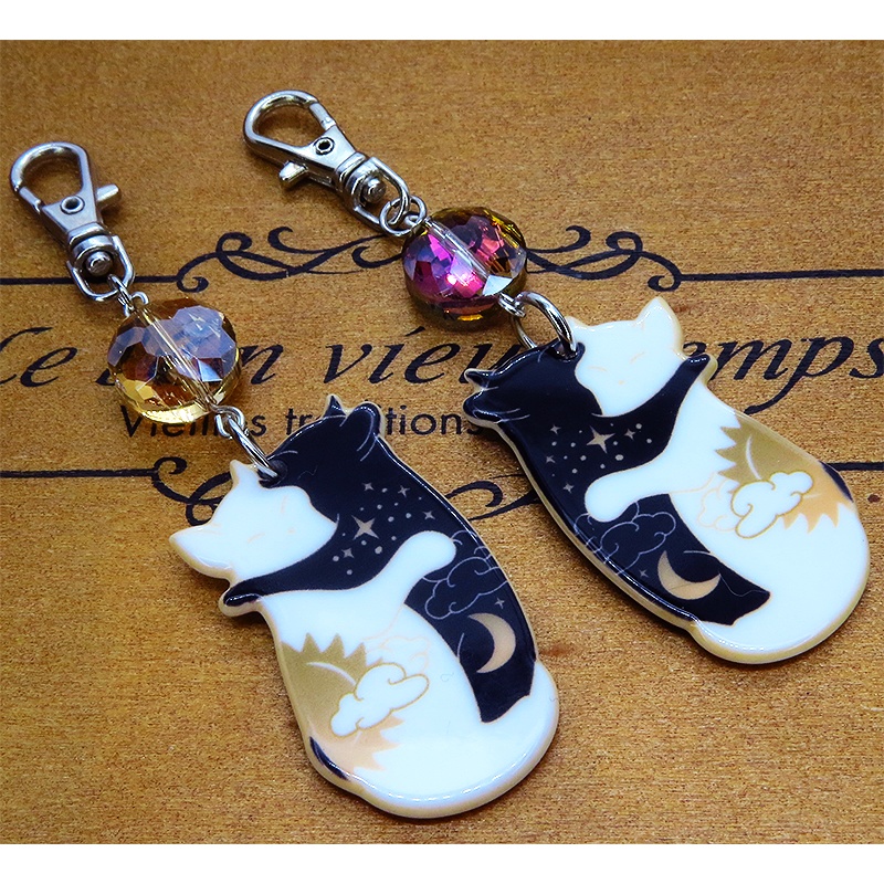 抱擁にゃんこ 白猫と黒猫が抱き合ってる可愛いチャームとビーズ(2色)のキーホルダー バッグチャーム アクリル製 お日様 お月様
