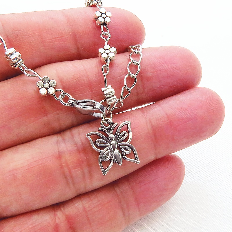 シルバカラーの花柄チェーンに蝶のモチーフをつけたブレスレット アジャスター付 バタフライブレスレット