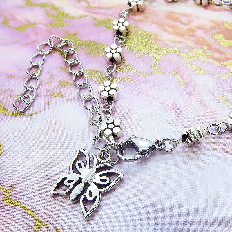 シルバカラーの花柄チェーンに蝶のモチーフをつけたブレスレット アジャスター付 バタフライブレスレット