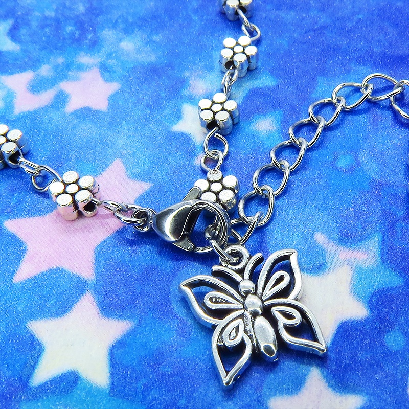 シルバカラーの花柄チェーンに蝶のモチーフをつけたブレスレット アジャスター付 バタフライブレスレット
