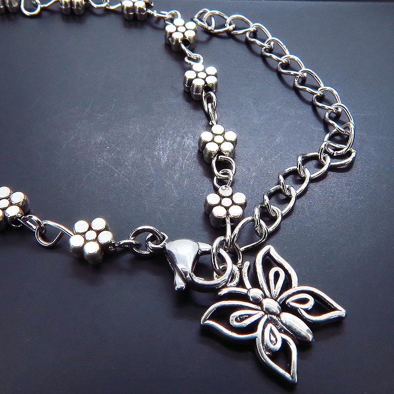 シルバカラーの花柄チェーンに蝶のモチーフをつけたブレスレット アジャスター付 バタフライブレスレット