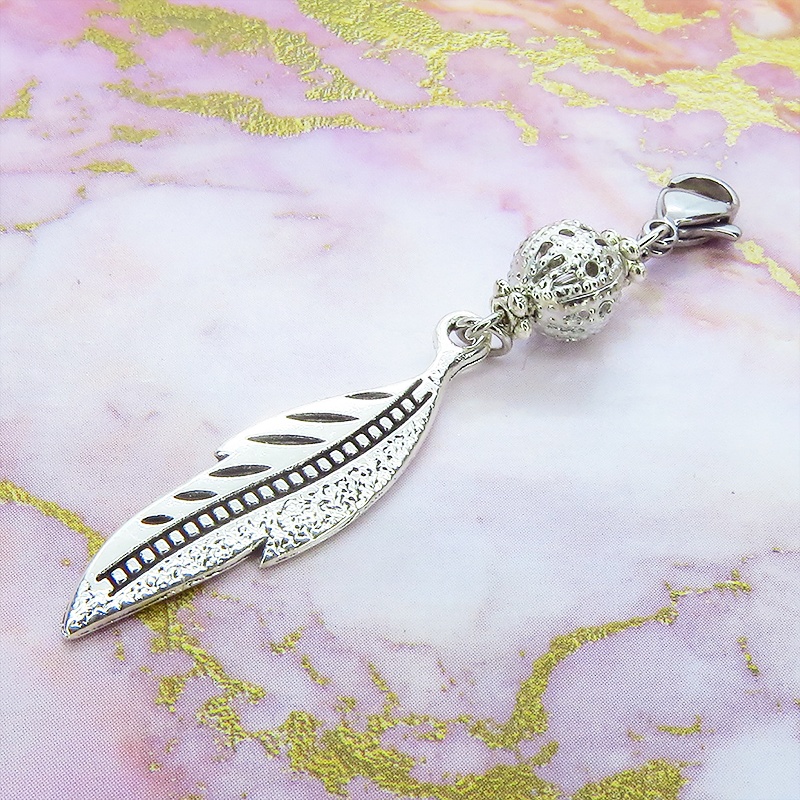マスクチャーム シルバーカラーのフェザーとメタルビーズのチャーム キーホルダー クール コンパクト