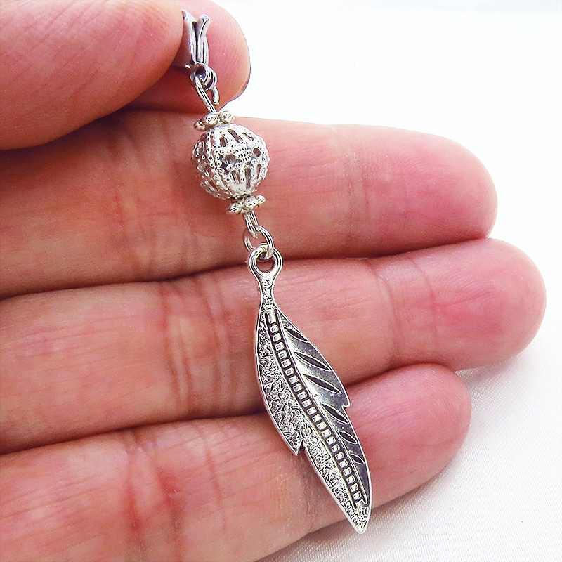 マスクチャーム シルバーカラーのフェザーとメタルビーズのチャーム キーホルダー クール コンパクト
