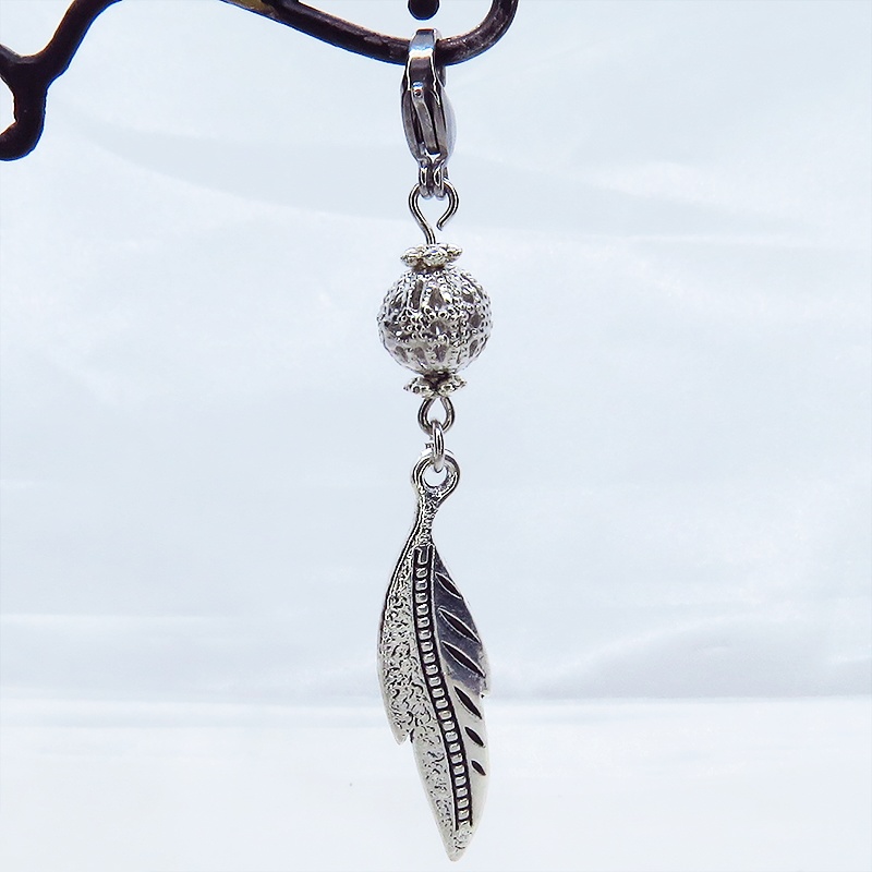 マスクチャーム シルバーカラーのフェザーとメタルビーズのチャーム キーホルダー クール コンパクト