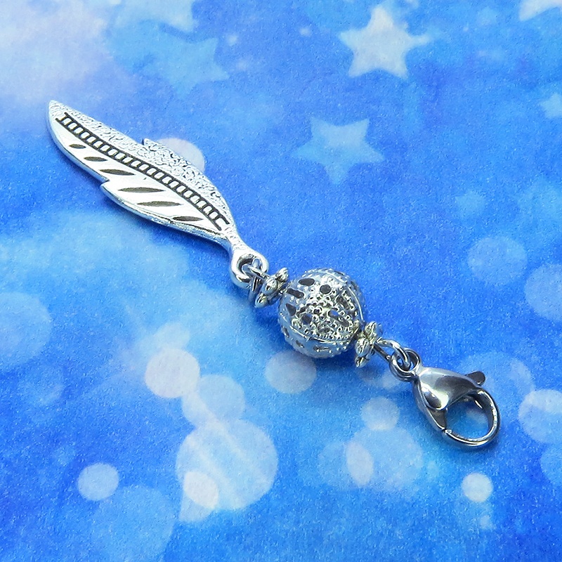 マスクチャーム シルバーカラーのフェザーとメタルビーズのチャーム キーホルダー クール コンパクト