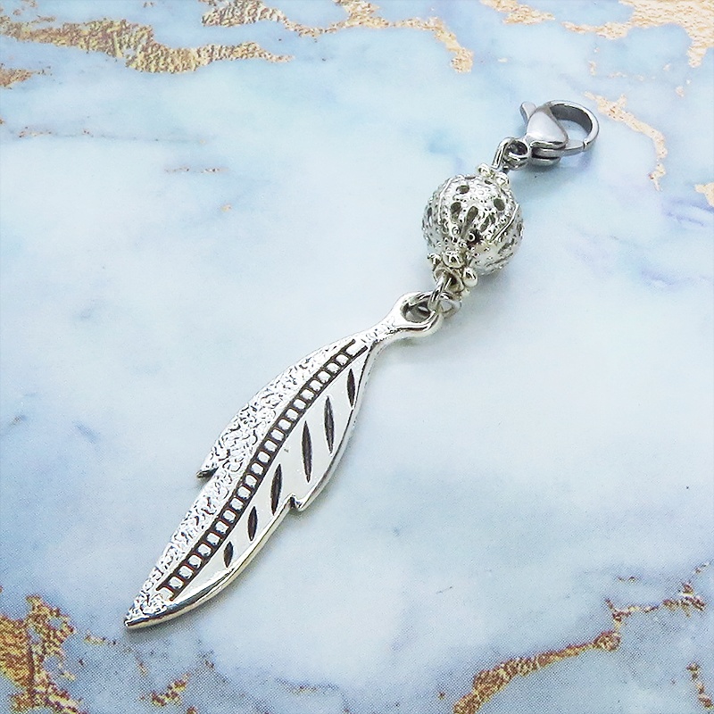 マスクチャーム シルバーカラーのフェザーとメタルビーズのチャーム キーホルダー クール コンパクト