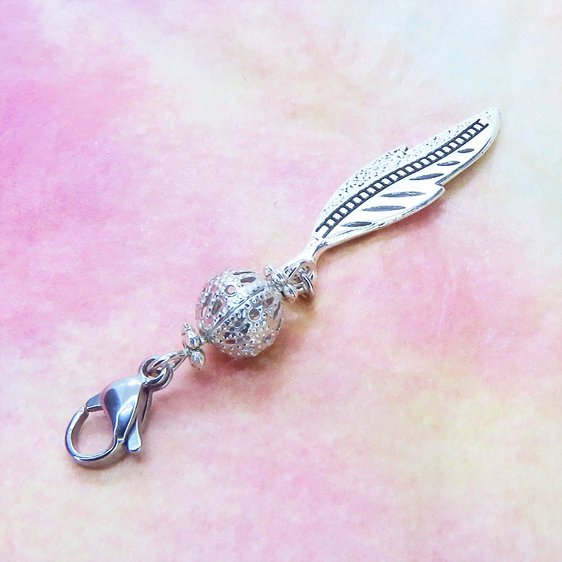 マスクチャーム シルバーカラーのフェザーとメタルビーズのチャーム キーホルダー クール コンパクト