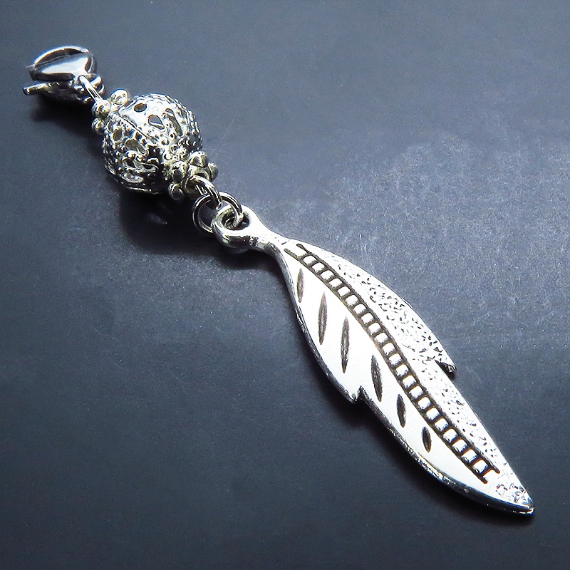 マスクチャーム シルバーカラーのフェザーとメタルビーズのチャーム キーホルダー クール コンパクト