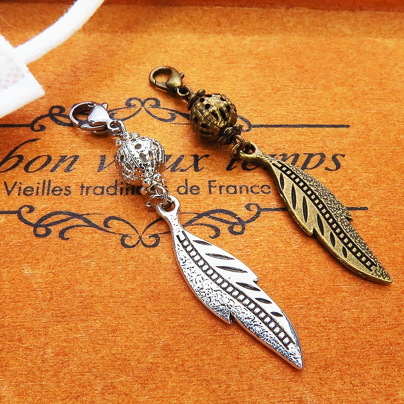 マスクチャーム シルバーカラーのフェザーとメタルビーズのチャーム キーホルダー クール コンパクト