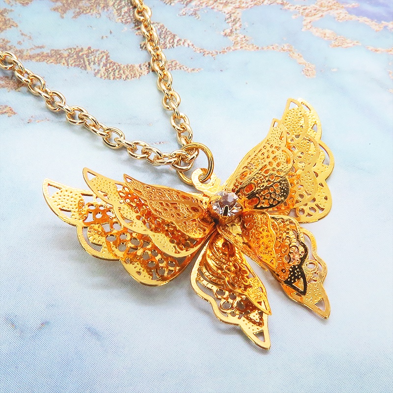 ゴールドカラー バタフライ ペンダント ネックレス 繊細なつくりで立体的に表現された蝶 立体 ラインストーン 長さ調整可