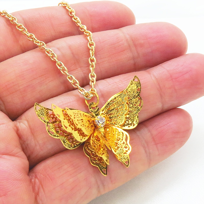 ゴールドカラー バタフライ ペンダント ネックレス 繊細なつくりで立体的に表現された蝶 立体 ラインストーン 長さ調整可