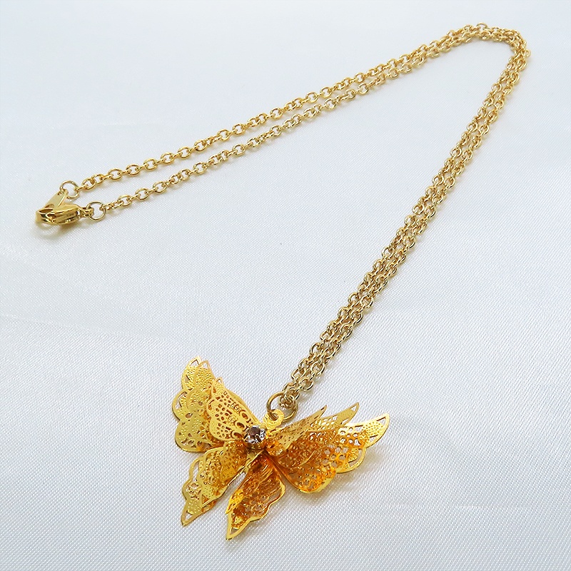 ゴールドカラー バタフライ ペンダント ネックレス 繊細なつくりで立体的に表現された蝶 立体 ラインストーン 長さ調整可