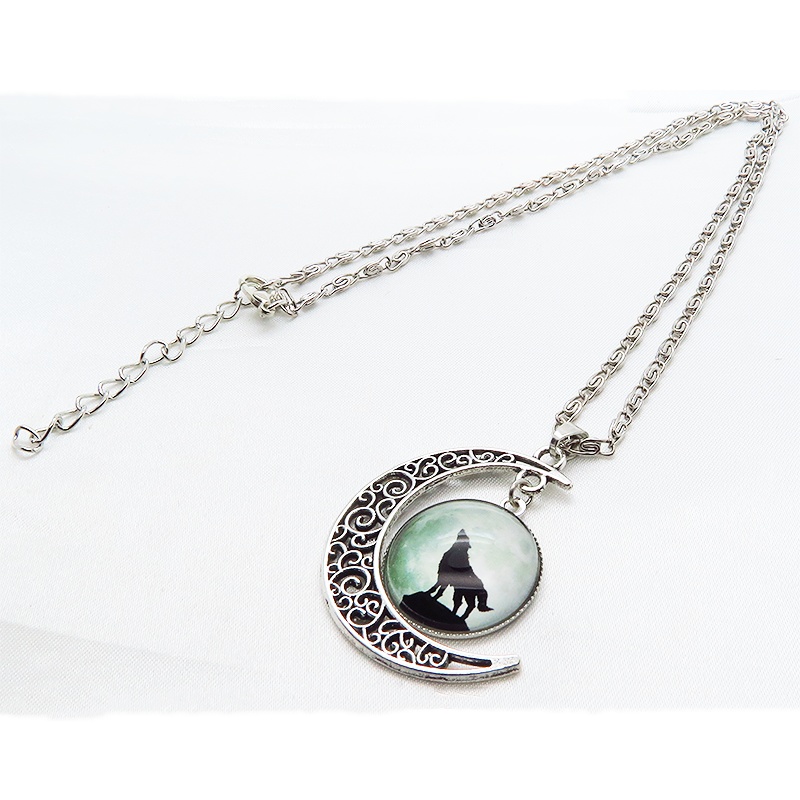 アンティークシルバー ウルフムーンネックレス 三日月と月に映える狼のシルエットの描かれたネックレス アジャスター付