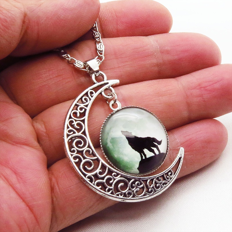 アンティークシルバー ウルフムーンネックレス 三日月と月に映える狼のシルエットの描かれたネックレス アジャスター付