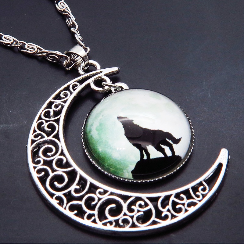 アンティークシルバー ウルフムーンネックレス 三日月と月に映える狼のシルエットの描かれたネックレス アジャスター付