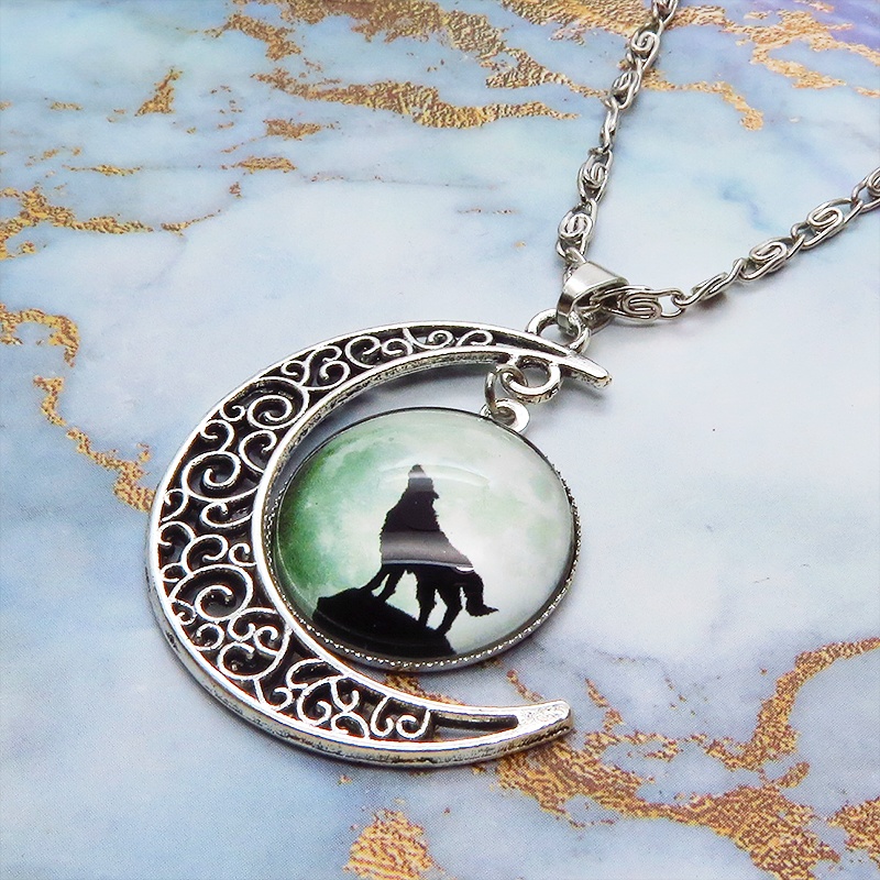 アンティークシルバー ウルフムーンネックレス 三日月と月に映える狼のシルエットの描かれたネックレス アジャスター付