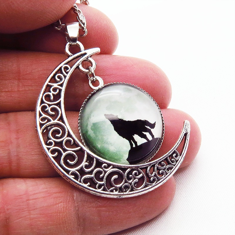 アンティークシルバー ウルフムーンネックレス 三日月と月に映える狼のシルエットの描かれたネックレス アジャスター付