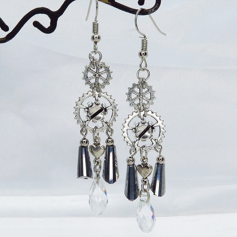 スチームパンク風シルバーカラーメタルタッセルピアス ガラス ラインストーン 歯車 ハート サージカル可