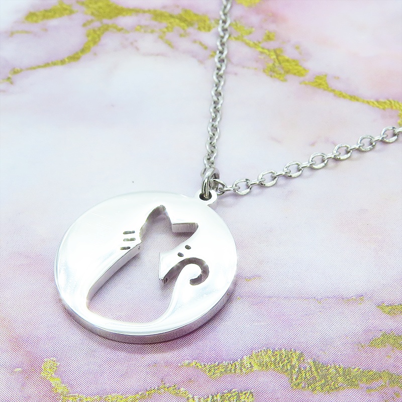 ステンレス製シルバーカラー ひげつき猫シルエットモチーフの大人可愛いネックレス