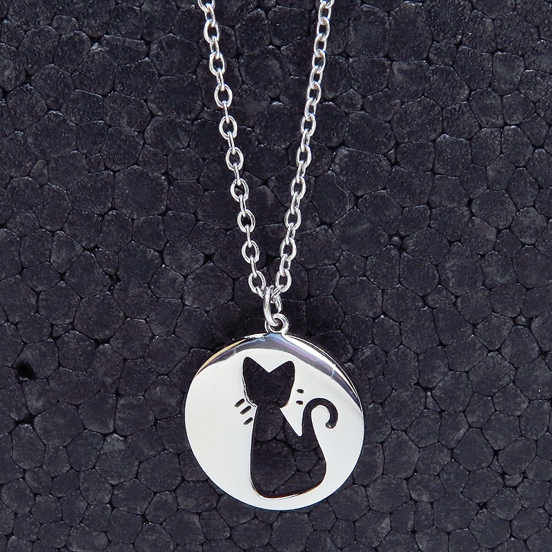 ステンレス製シルバーカラー ひげつき猫シルエットモチーフの大人可愛いネックレス