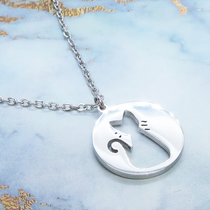 ステンレス製シルバーカラー ひげつき猫シルエットモチーフの大人可愛いネックレス