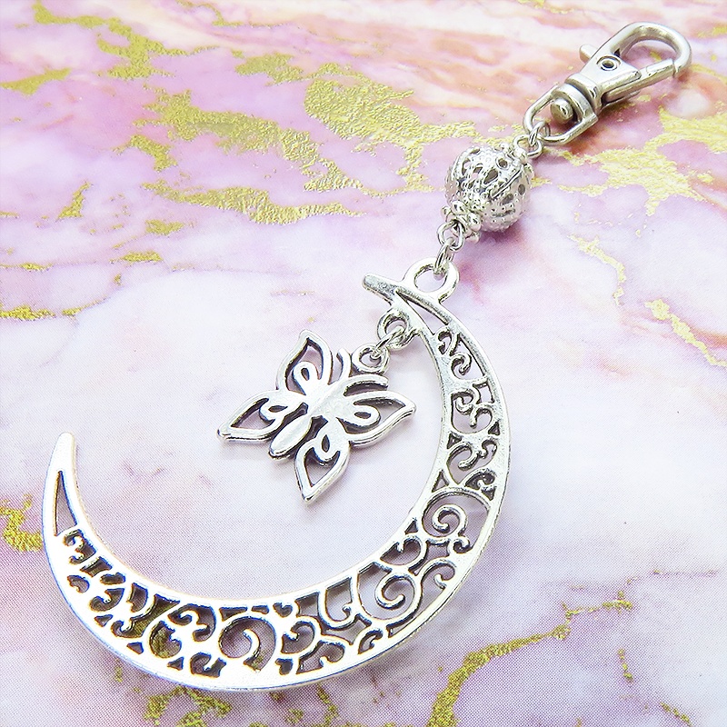 アンティークシルバー アラベスク調の透かし模様の三日月と蝶のキーホルダー バタフライ バッグチャーム 金具変更可
