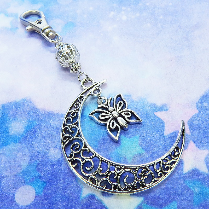 アンティークシルバー アラベスク調の透かし模様の三日月と蝶のキーホルダー バタフライ バッグチャーム 金具変更可