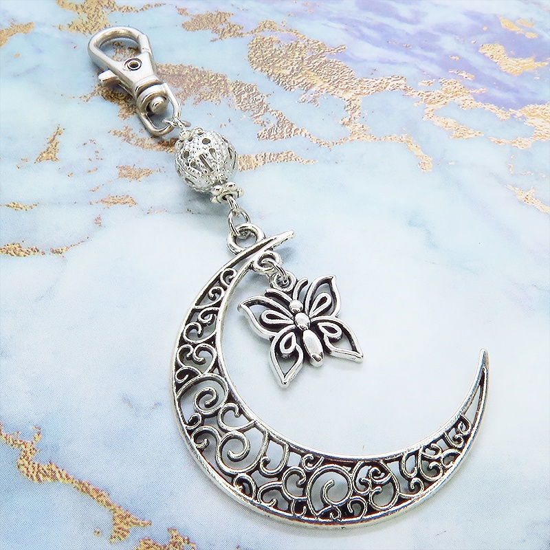 アンティークシルバー アラベスク調の透かし模様の三日月と蝶のキーホルダー バタフライ バッグチャーム 金具変更可