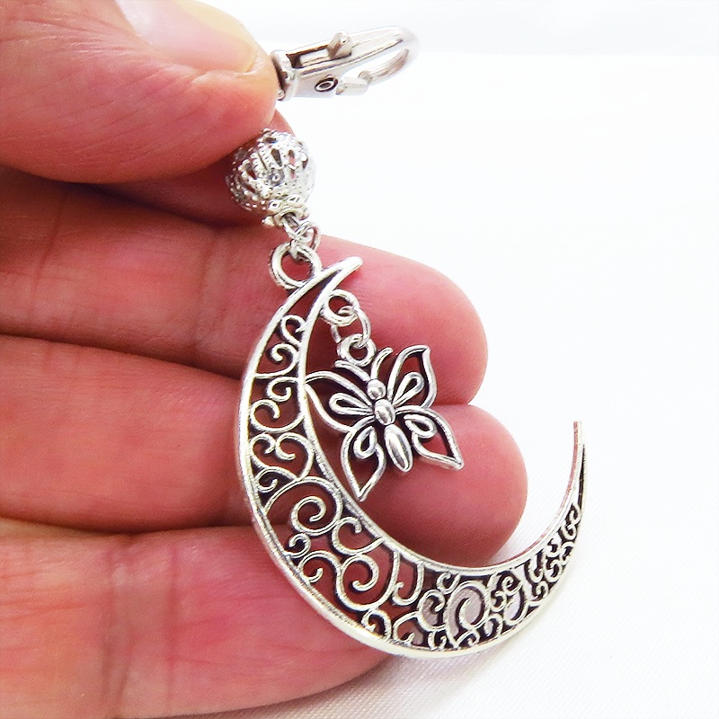 アンティークシルバー アラベスク調の透かし模様の三日月と蝶のキーホルダー バタフライ バッグチャーム 金具変更可