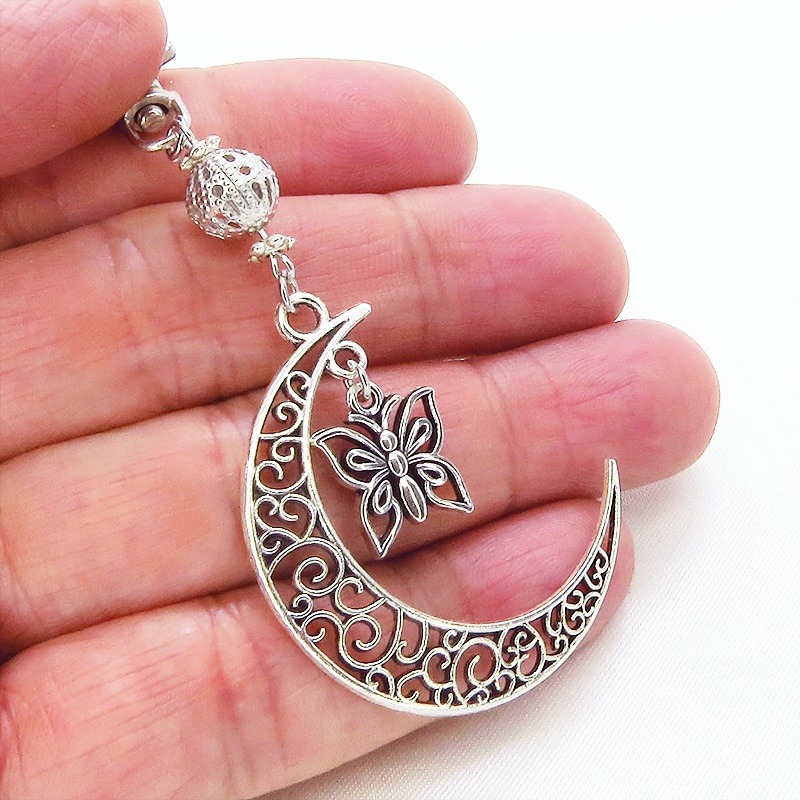 アンティークシルバー アラベスク調の透かし模様の三日月と蝶のキーホルダー バタフライ バッグチャーム 金具変更可