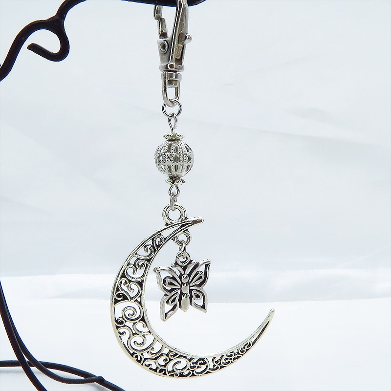 アンティークシルバー アラベスク調の透かし模様の三日月と蝶のキーホルダー バタフライ バッグチャーム 金具変更可