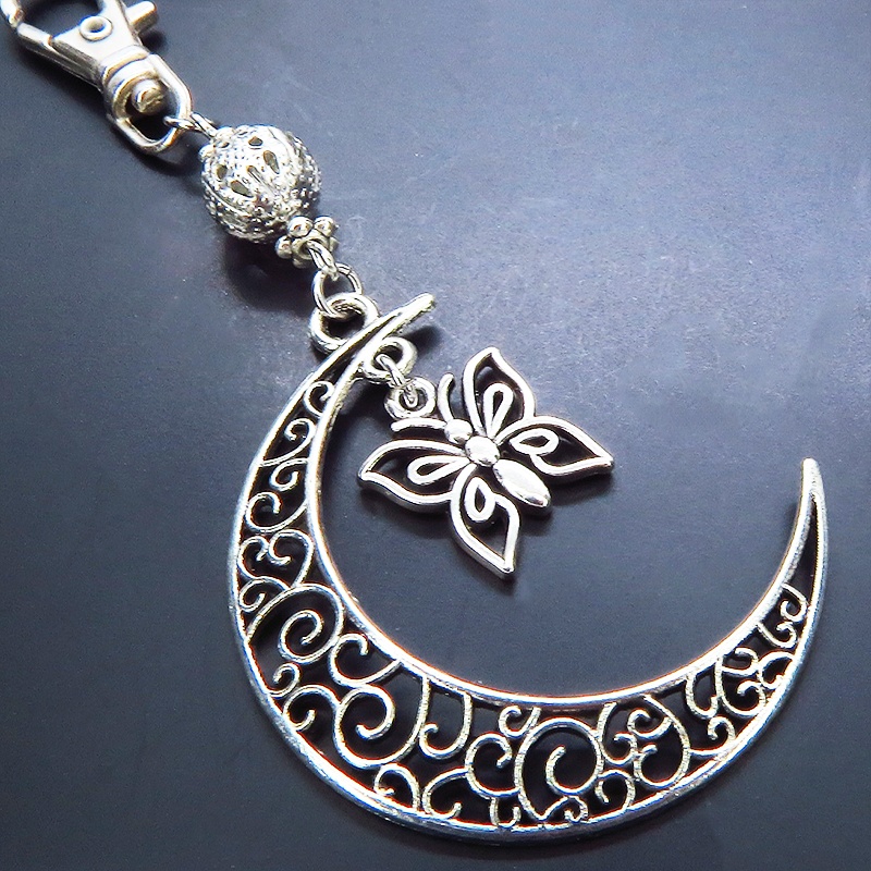 アンティークシルバー アラベスク調の透かし模様の三日月と蝶のキーホルダー バタフライ バッグチャーム 金具変更可